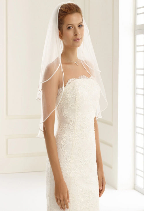 Stunning S20 veil from Bianco Evento, Double tiered veil with simple satin edge. Fabulous, chic design for your special day. Tulle Type: Soft tulle, length 80 cm / 60 cm. Carefully designed and manufactured within the EU. Available in White and Ivory