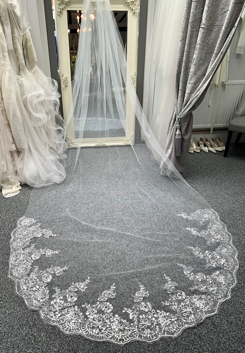 Helen Fontaine Veil #20 Beautiful single tier sequin lace edge ivory cathedral veil, Tulle, sequins Lace Edge, 400cm length, 180cm width, One layer, plastic comb