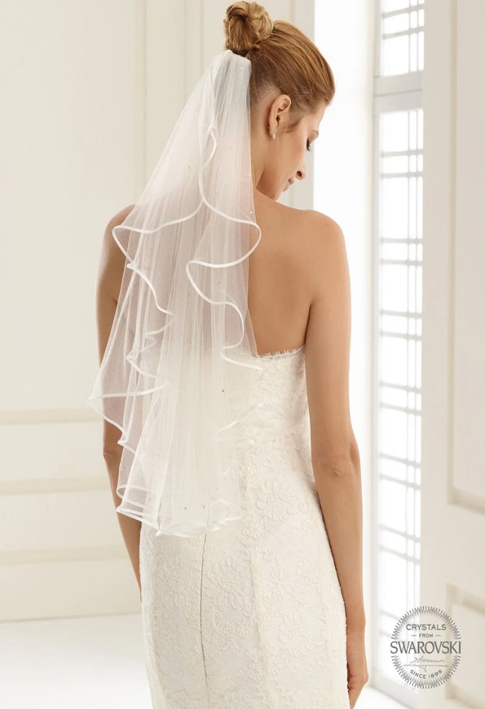 Bianco Evento Veil - S6S Single layered veil with satin edge Soft tulle Length 28 inch With 30 crystals decorated by hand Veil will be delivered with the comb already attached Designed and manufactured in Europe
