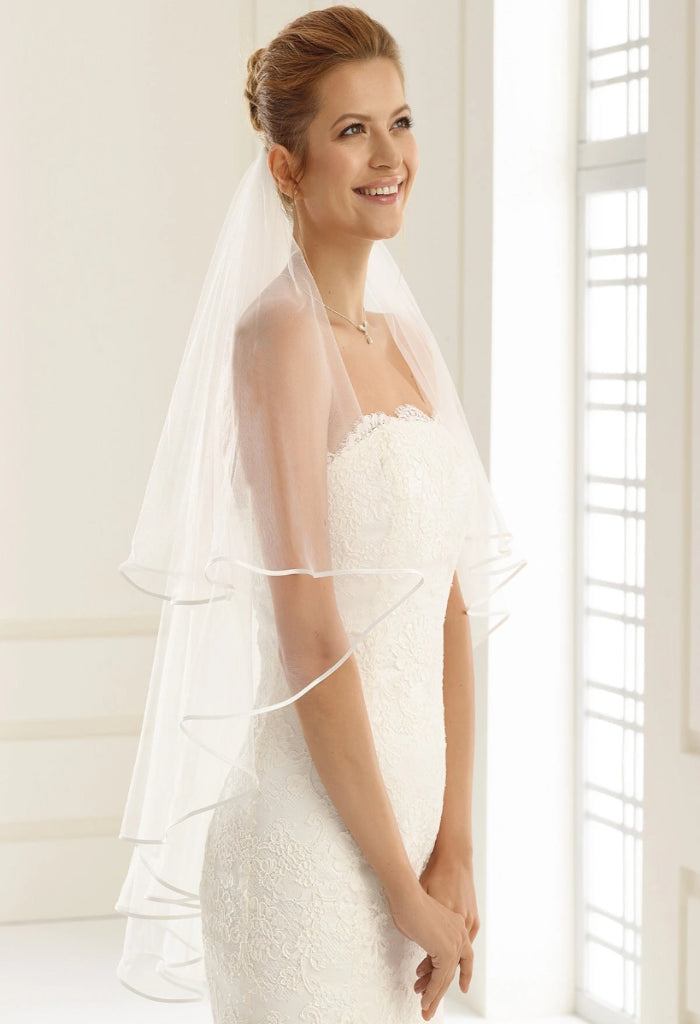 Stunning S7 Single tier veil with simple satin edge. Elegant, chic design for the most beautiful day of your life. Tulle Type: Soft tulle, length 90 cm. Carefully designed and manufactured within the EU.